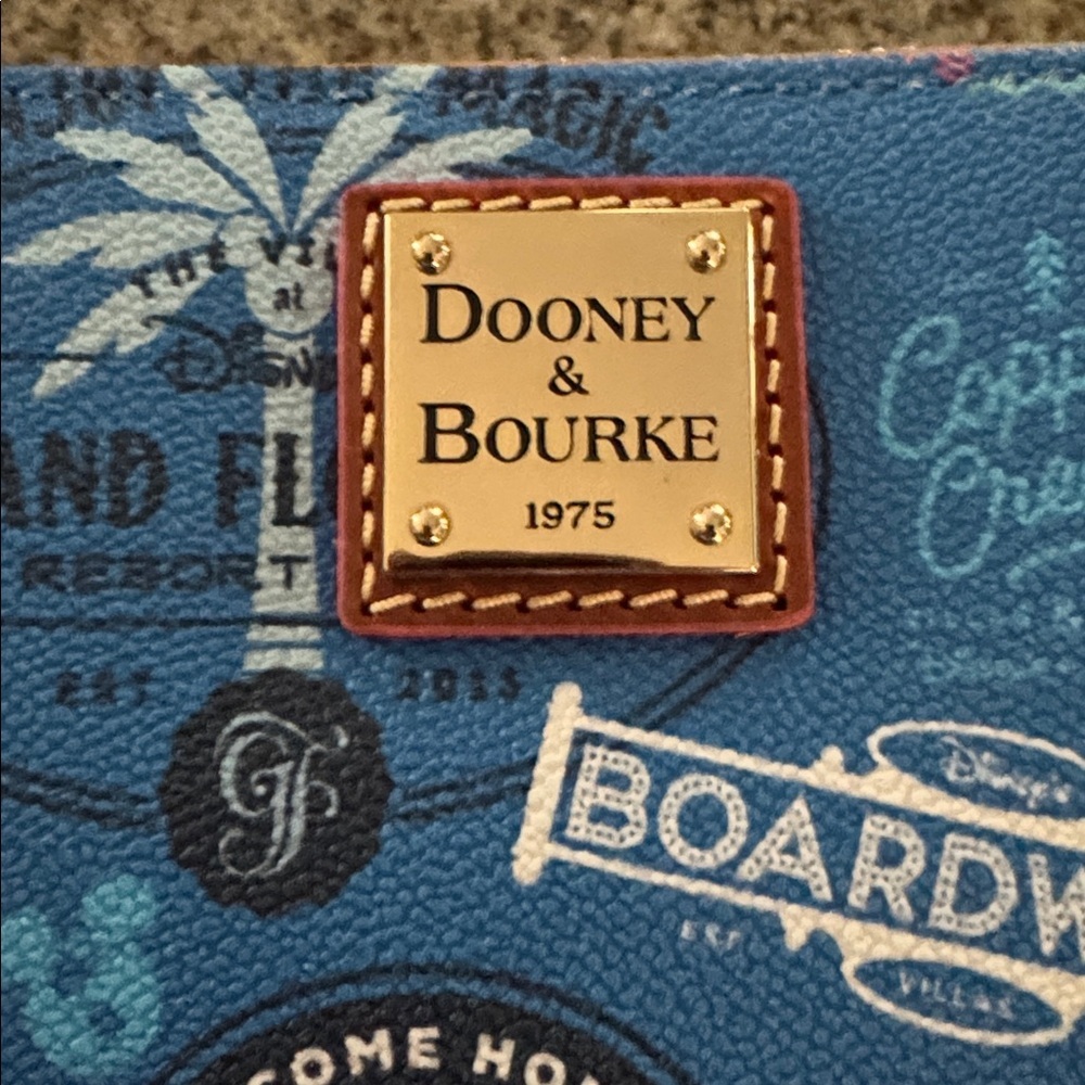 Dooney & Bourke Disney DVC Vacation Club Wristlet Wallet NWT! - Picture 2 of 7